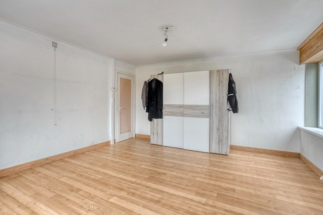 Loods van 340m2 en atelier van 75m2 met woning te koop te Vichte. foto 23