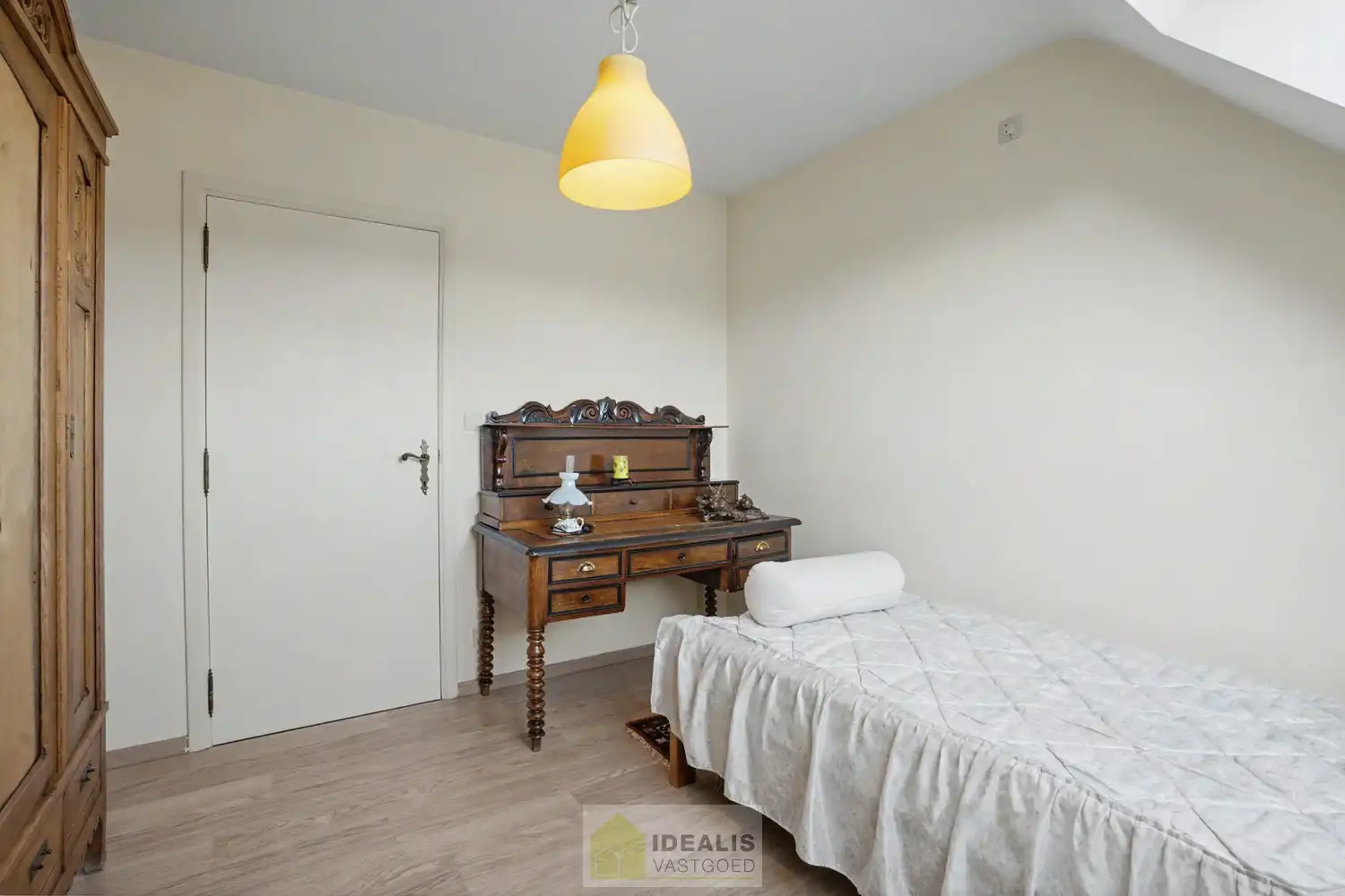 KARAKTERISTIEKE GEZINSWONING OP WANDELAFSTAND VAN HET CENTRUM VAN PEER MET WOONKAMER, GOED UITGERUSTE KEUKEN, BADKAMER, BUREAU, MOGELIJKHEID TOT MAAR LIEFST 4 SLAAPKAMERS EN EEN INPANDIGE GARAGE MET SECTIONALE POORT! - De woning omvat +-204m² bewoonbare oppervlakte en is gelegen op een perceel van +- 9a 46ca (946m²). Zeer geschikt voor kandidaten op zoek naar een centraal gelegen woning met karakter, nog volledig naar smaak op te frissen! foto 16