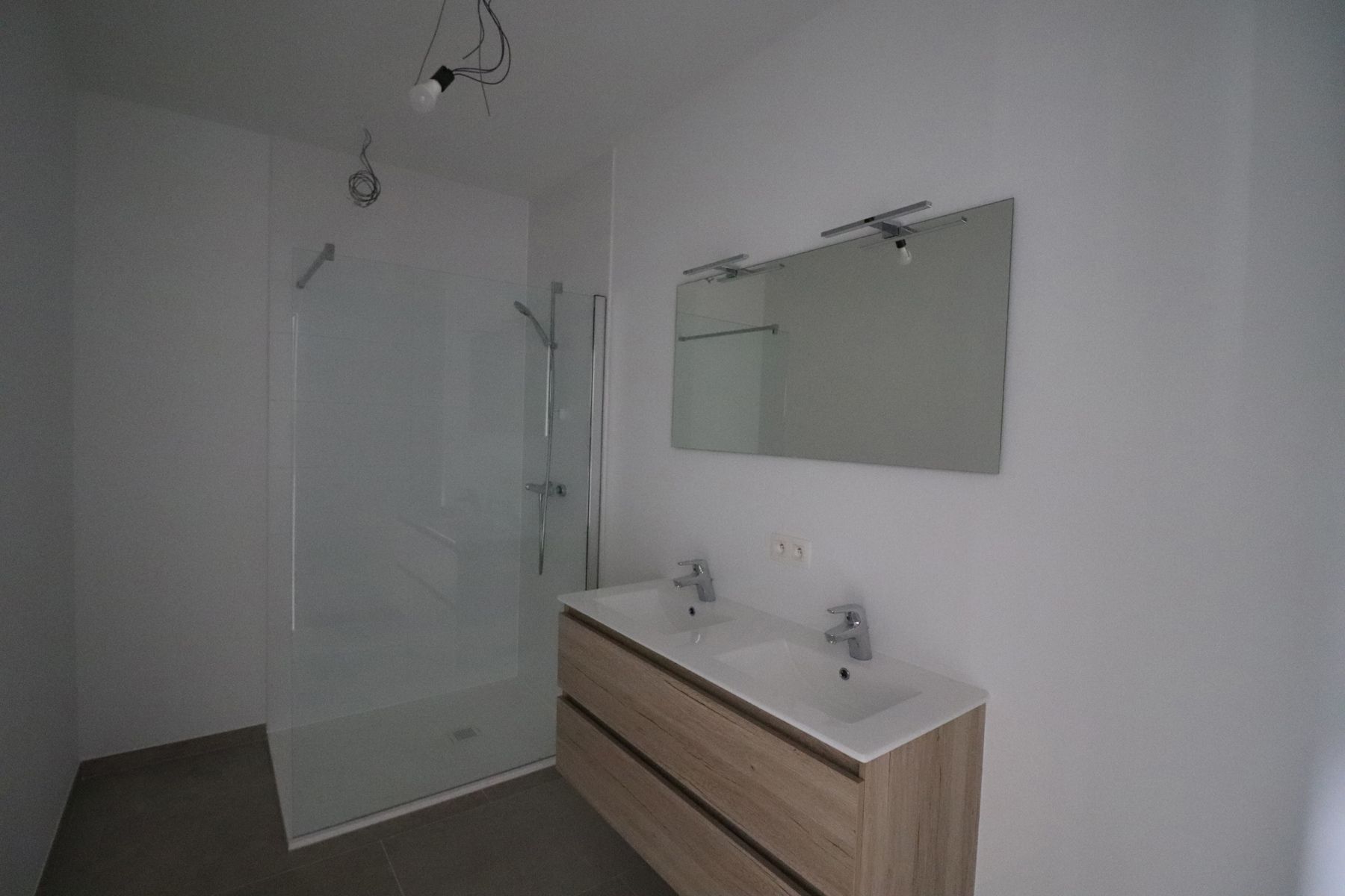 Prachtig nieuwbouwappartement op de bovenste verdieping met 2 terrassen, autostaanplaats en berging. foto 8