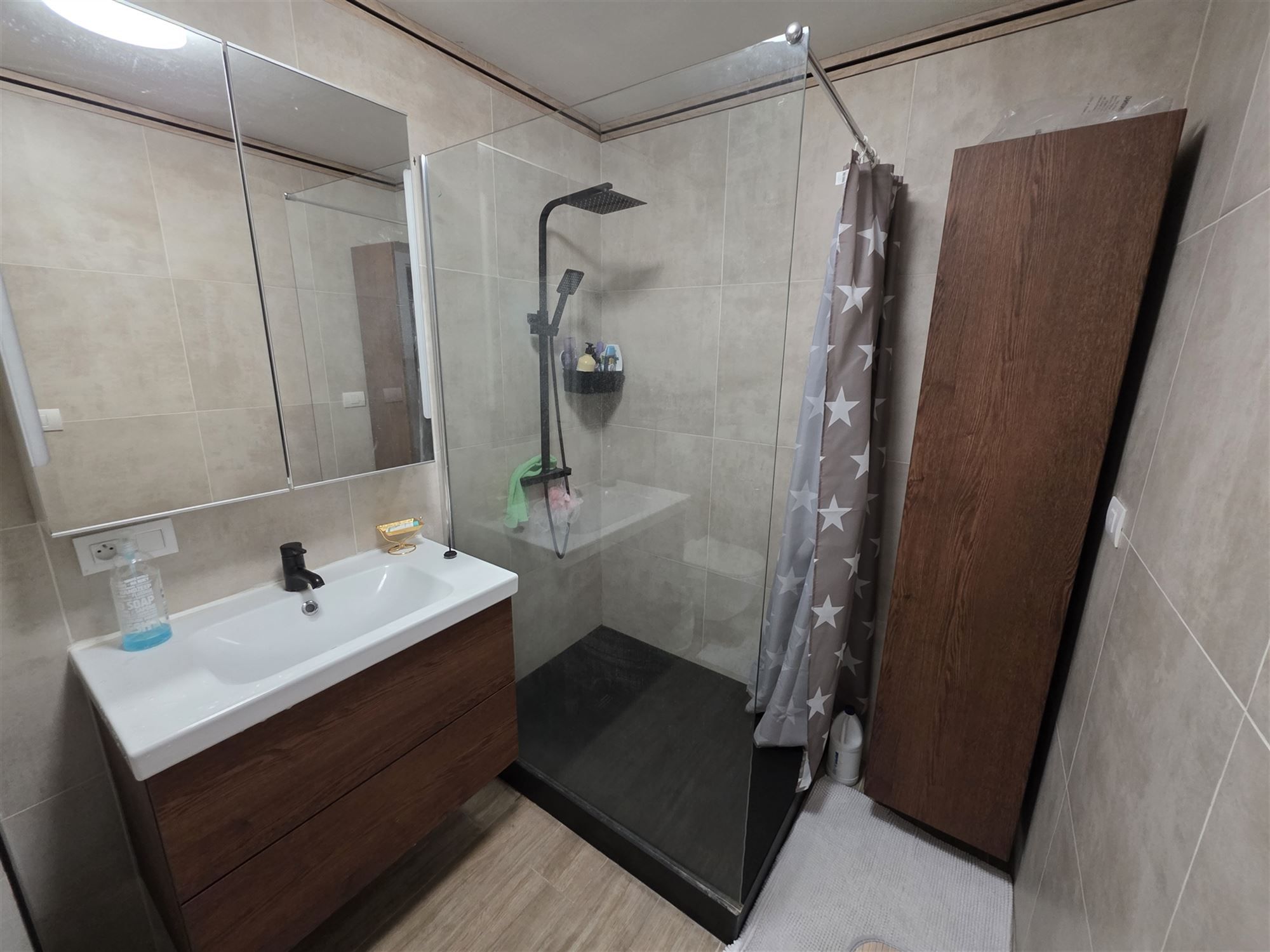 Instapklaar 2-slaapkamer appartement met terras en garage foto 10