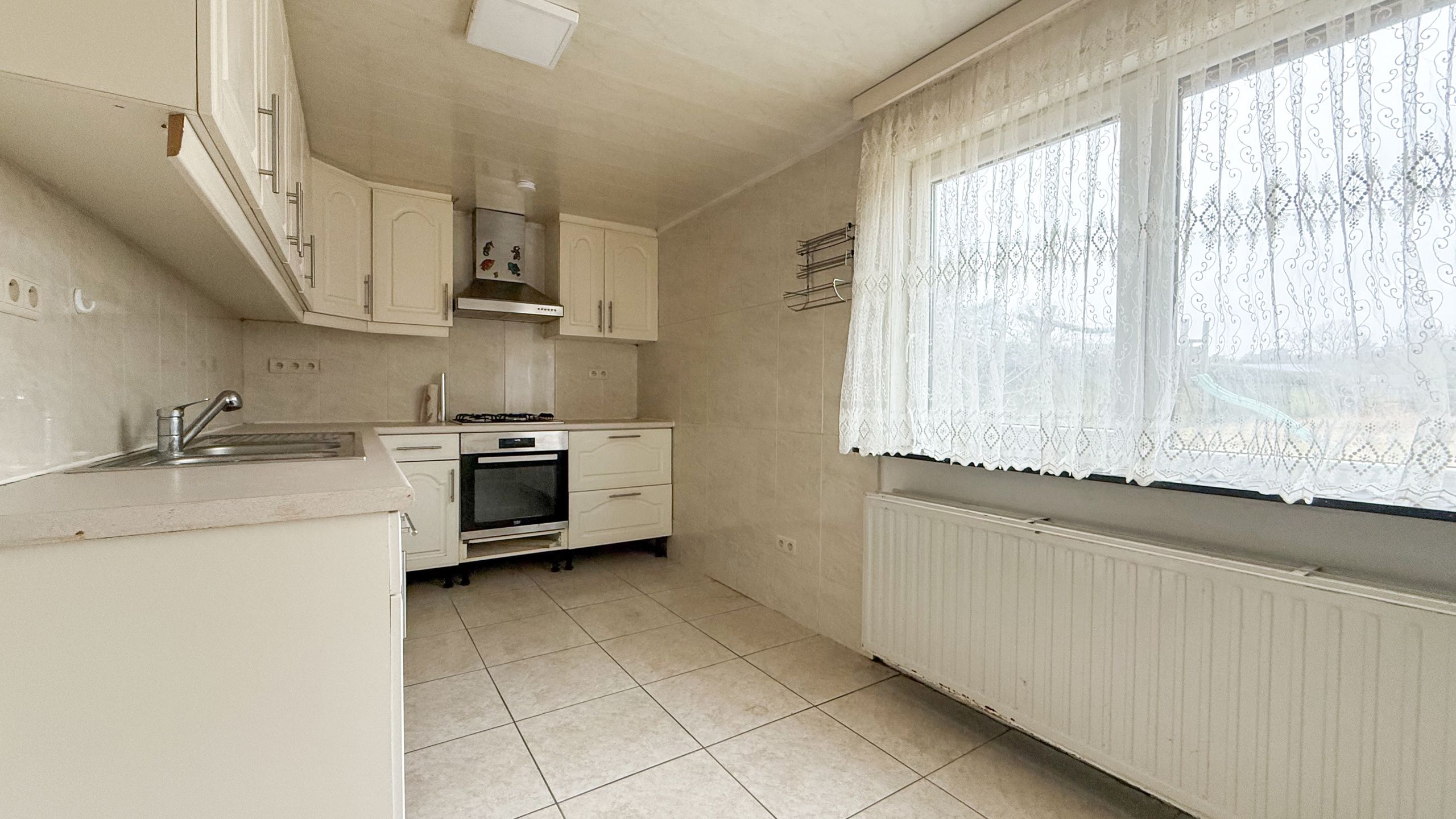 Ruime woning met dubbele garage en ZW gerichte tuin! foto 8