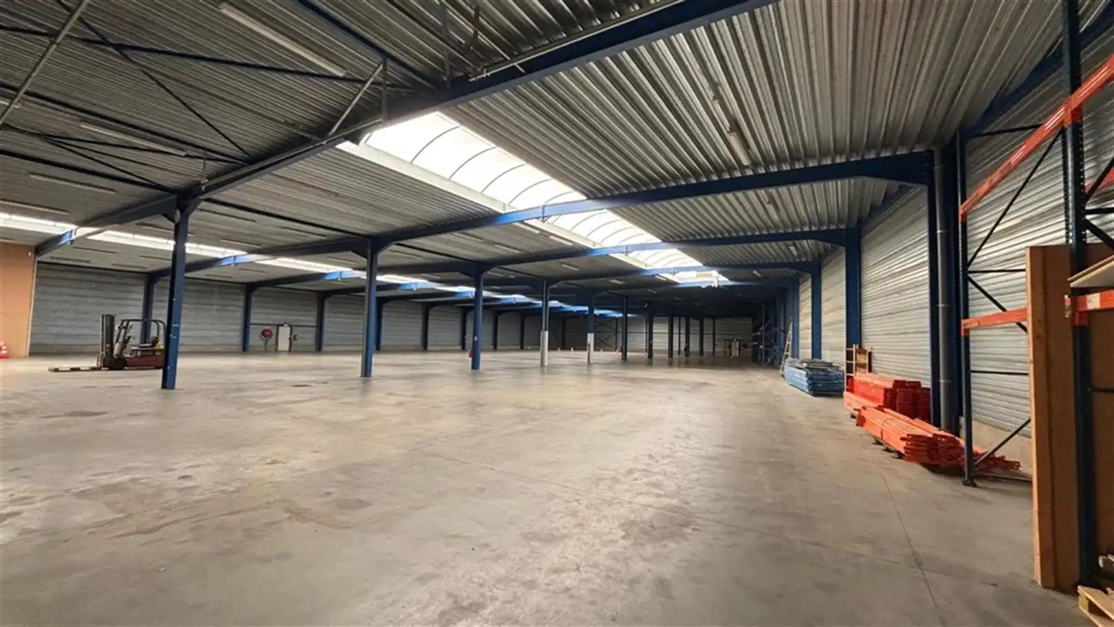 Te Huur goed gelegen bedrijfspand te Wommelgem foto 2