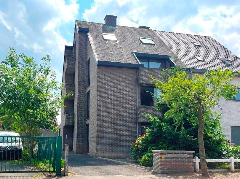 Solide opbrengsteigendom bestaande uit 3 volwaardige appartementen, tuin en 3 garageboxen. foto 1