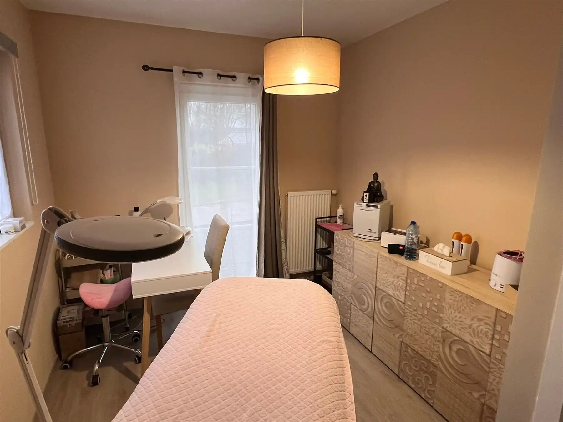 Moderne gelijkvloerse villa met tuin foto 8