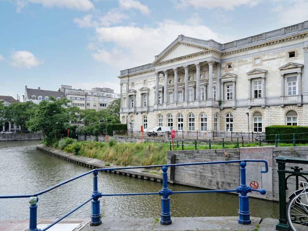 Centrum Gent – Nederkouter: Handelsruimte met buitenruimte te huur. foto 8