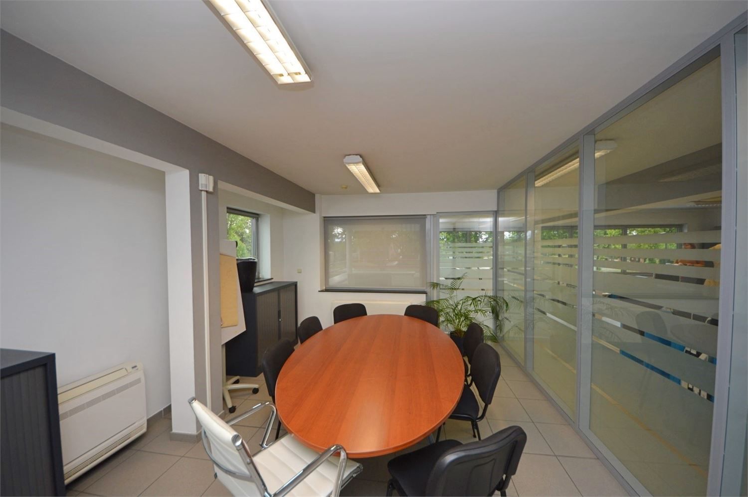 INSTAPKLAAR KANTOOR MET 6 PRIVE PARKEERPLAATSEN NABIJ E40 KAREELSTRAAT foto 13