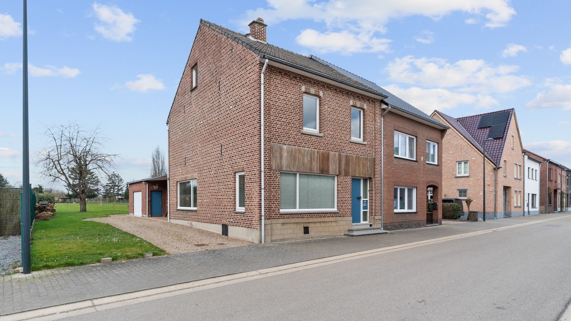 Hoofdfoto van de publicatie: Te renoveren half-open woning met 3 slpks op een perceel van 20a 75ca vlakbij de Nederlandse grens