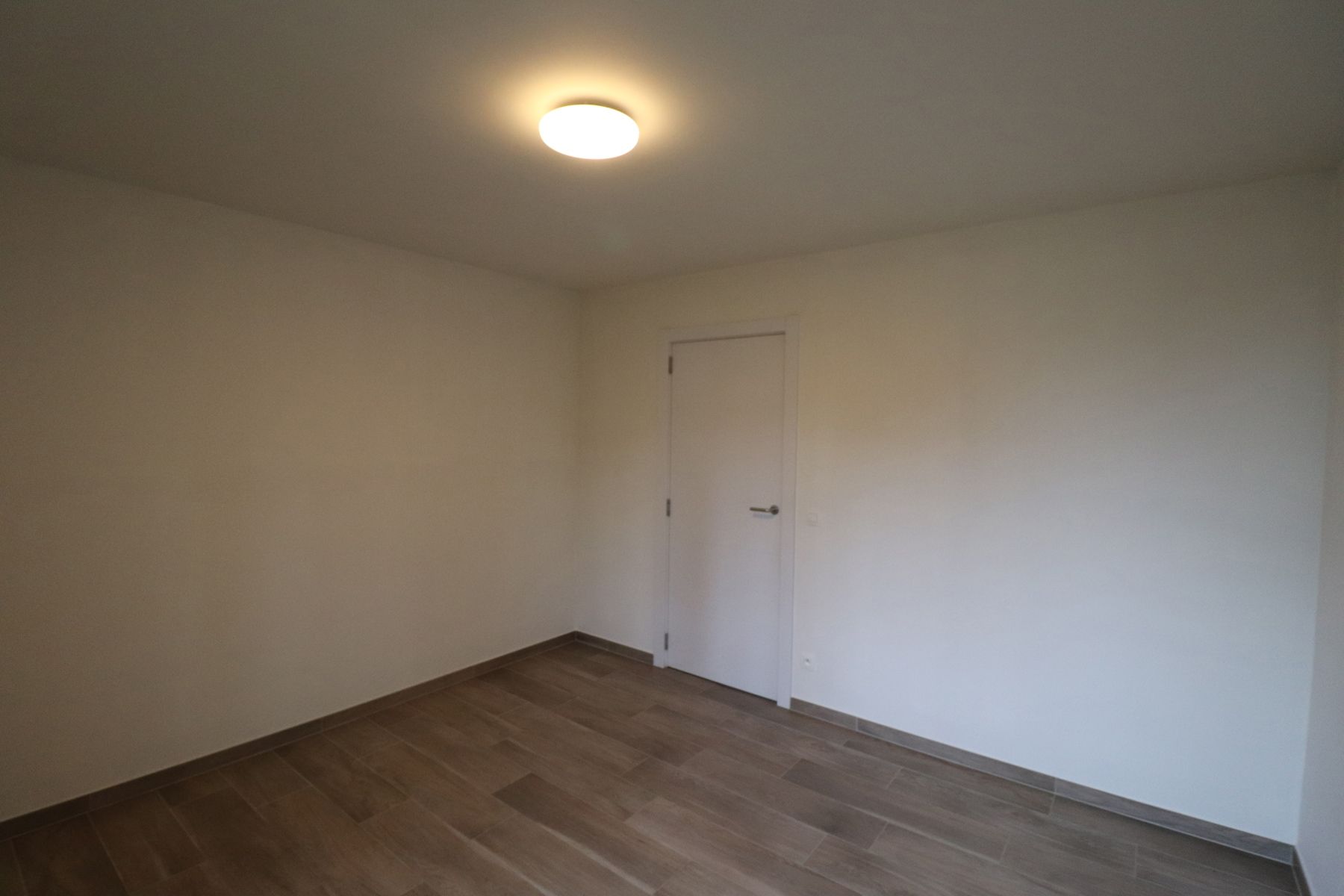 Prachtig appartement (2 slaapkamers met apart bureel) van 103m² op het gelijkvloers rechts met tuin en ondergrondse parkeerplaats. foto 16