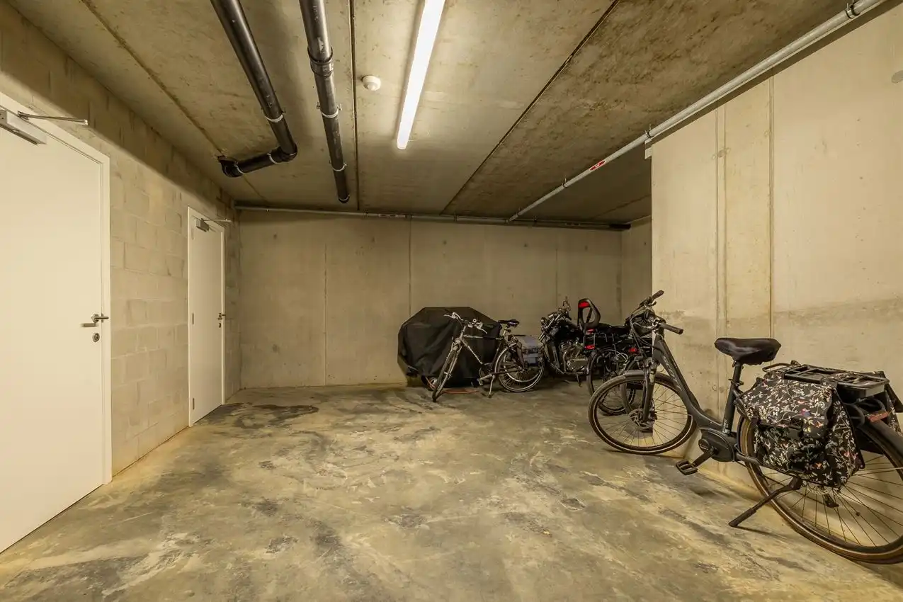 Gemeubelde penthouse met 2 slpk, ruim terras en autostaanplaats foto 28