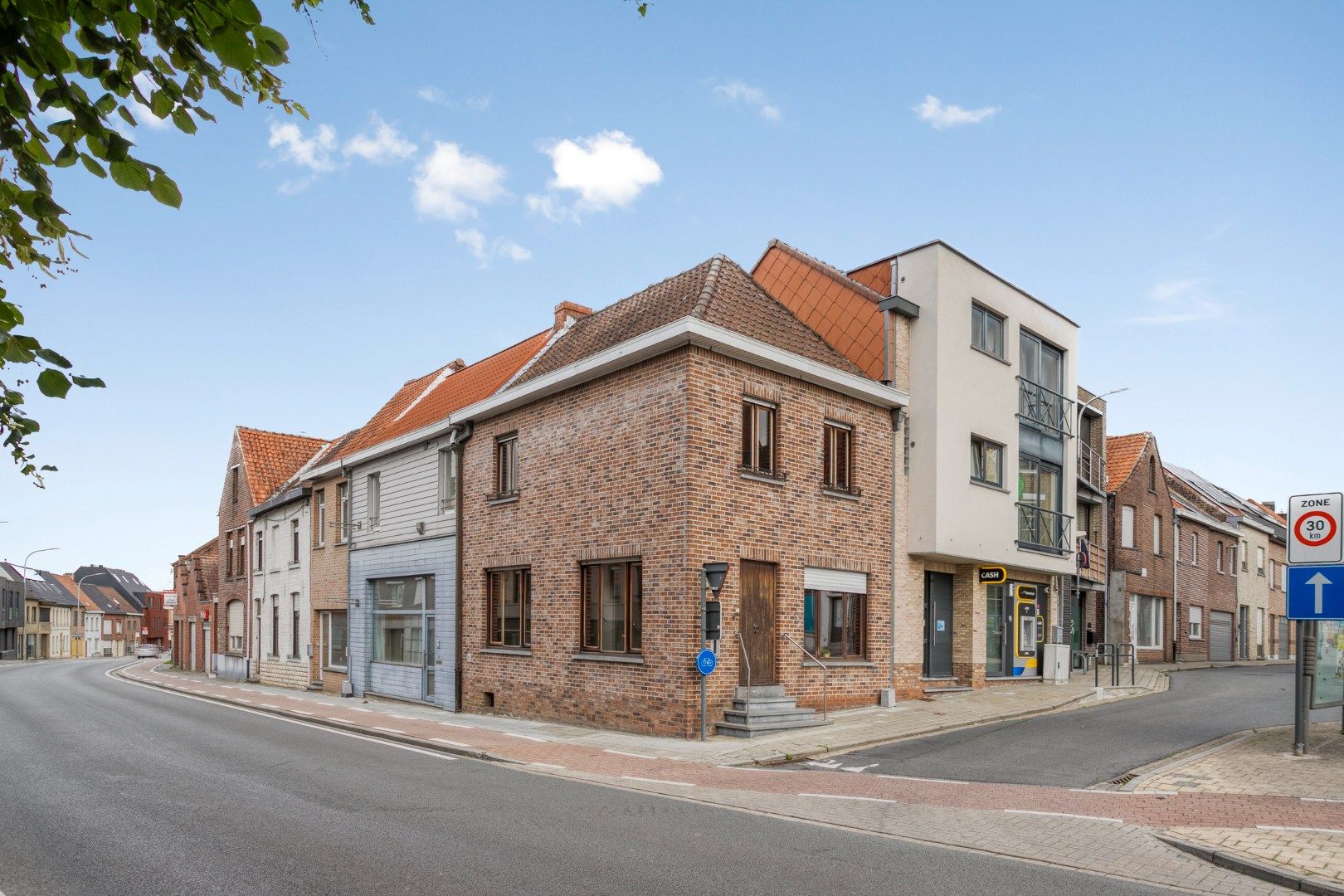 Starterswoning  of investeringseigendom in centrum Rekkem! foto {{pictureIndex}}