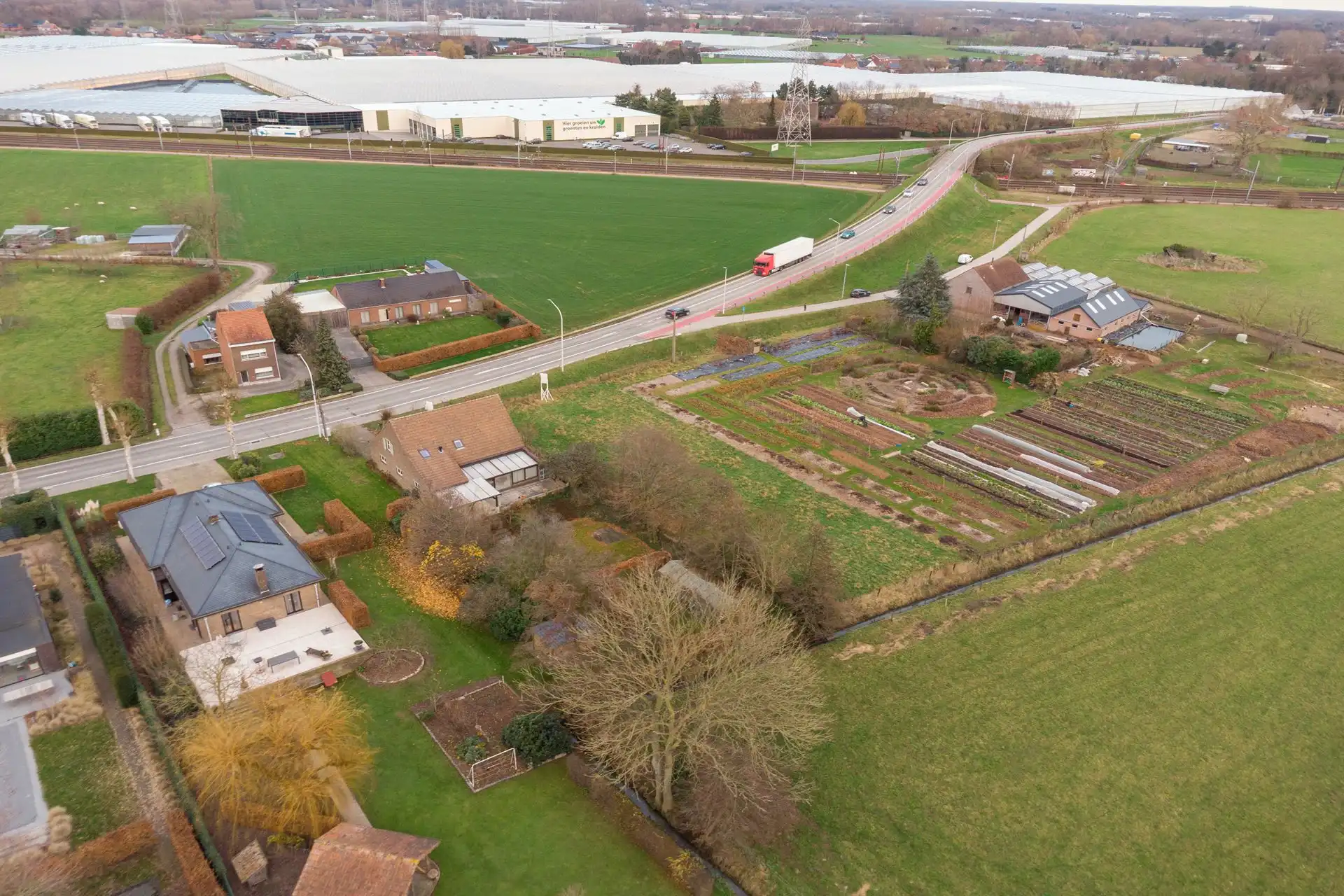 Perceel villagrond van 1083m2 & ZUID-tuin foto 2