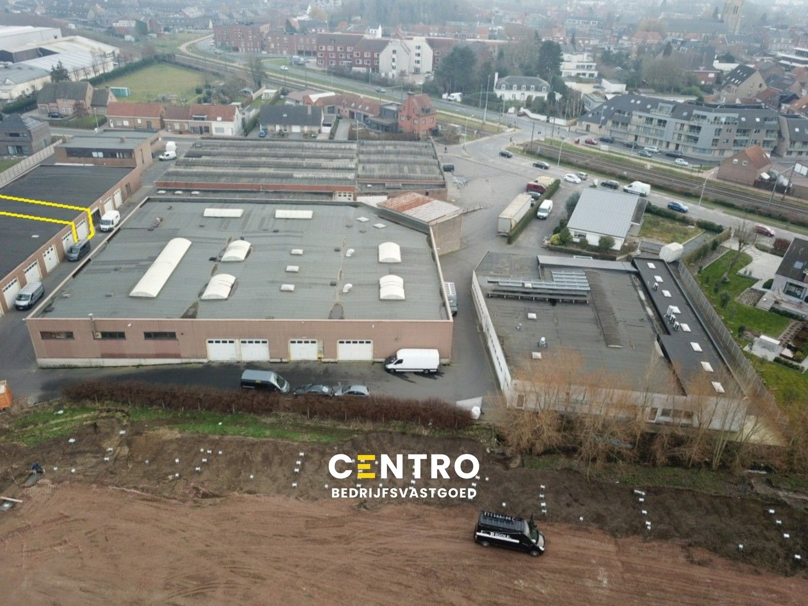 Goed gelegen LOODS (6 x 20m) met sectionaalpoort en geïntegreerde loopdeur. foto {{pictureIndex}}