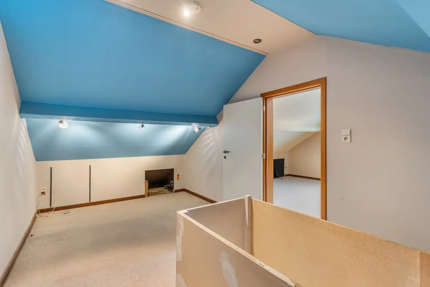 Goed gelegen en half open woning met 3 ruime slaapkamers, een extra leefruimte, een garage en een tuin te Kessel-Lo! foto 16