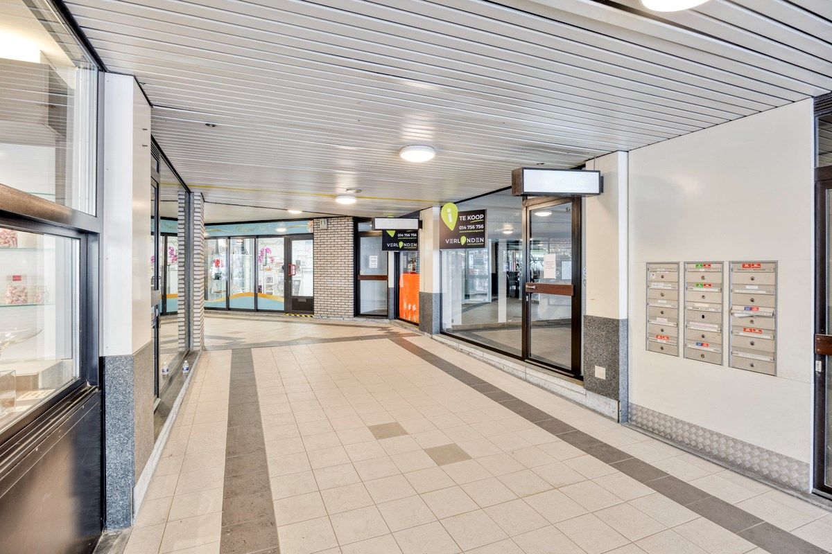 Gunstig gelegen handelsruimte van 56 m² in gallerij "Laarcenter". foto {{pictureIndex}}