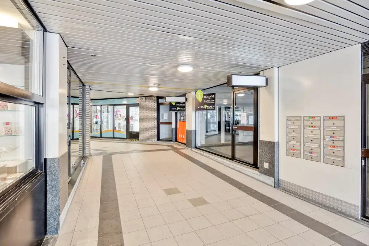 Gunstig gelegen handelsruimtes van 56 m² en 37 m² in gallerij "Laarcenter". foto 2