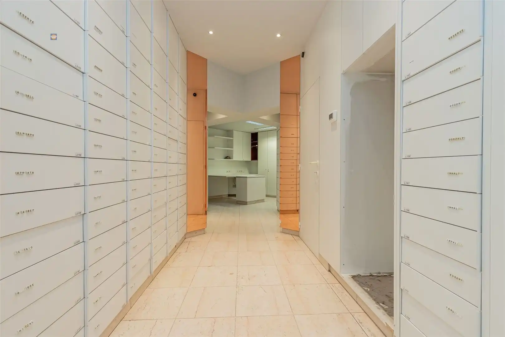 Handelsruimte met appartement foto 6