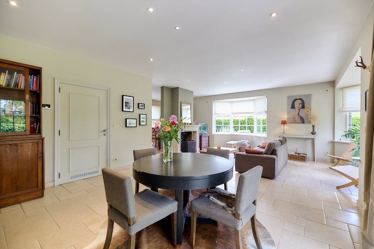 Hedendaags landelijk en rustig wonen in deze opmerkelijke villa met aangelegde tuin. foto 6