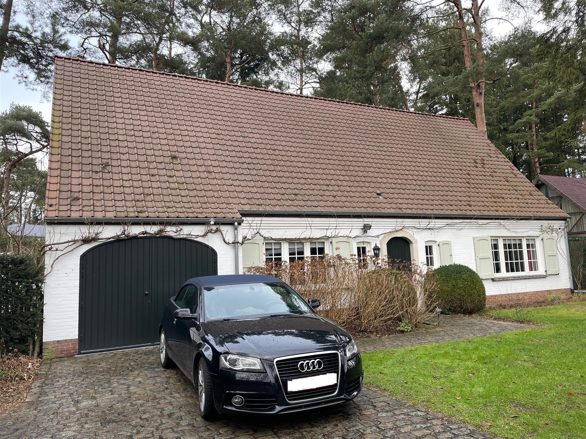 Prachtig midden in het groen gelegen villa in landelijke stijl met tuin en garage. foto {{pictureIndex}}