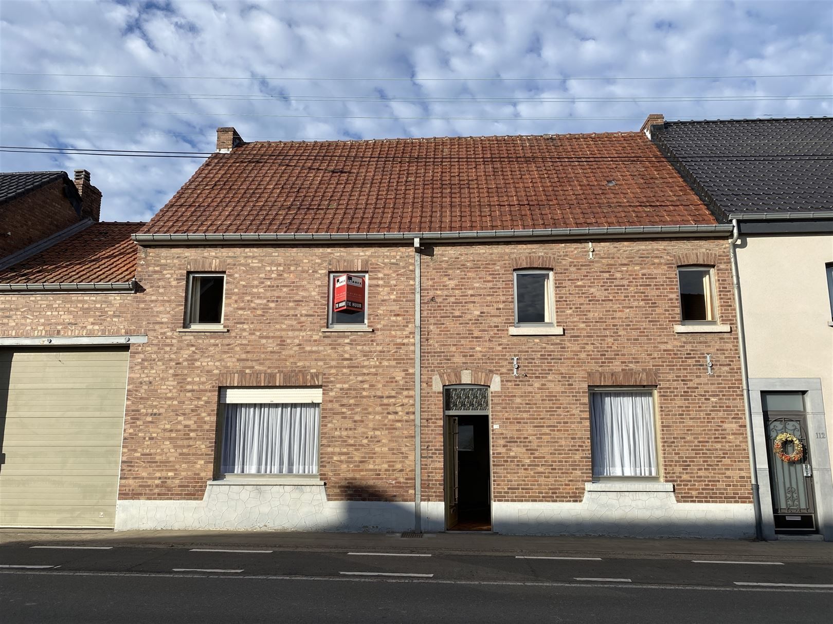 Ruime woning met garage en opslagruimte. foto {{pictureIndex}}