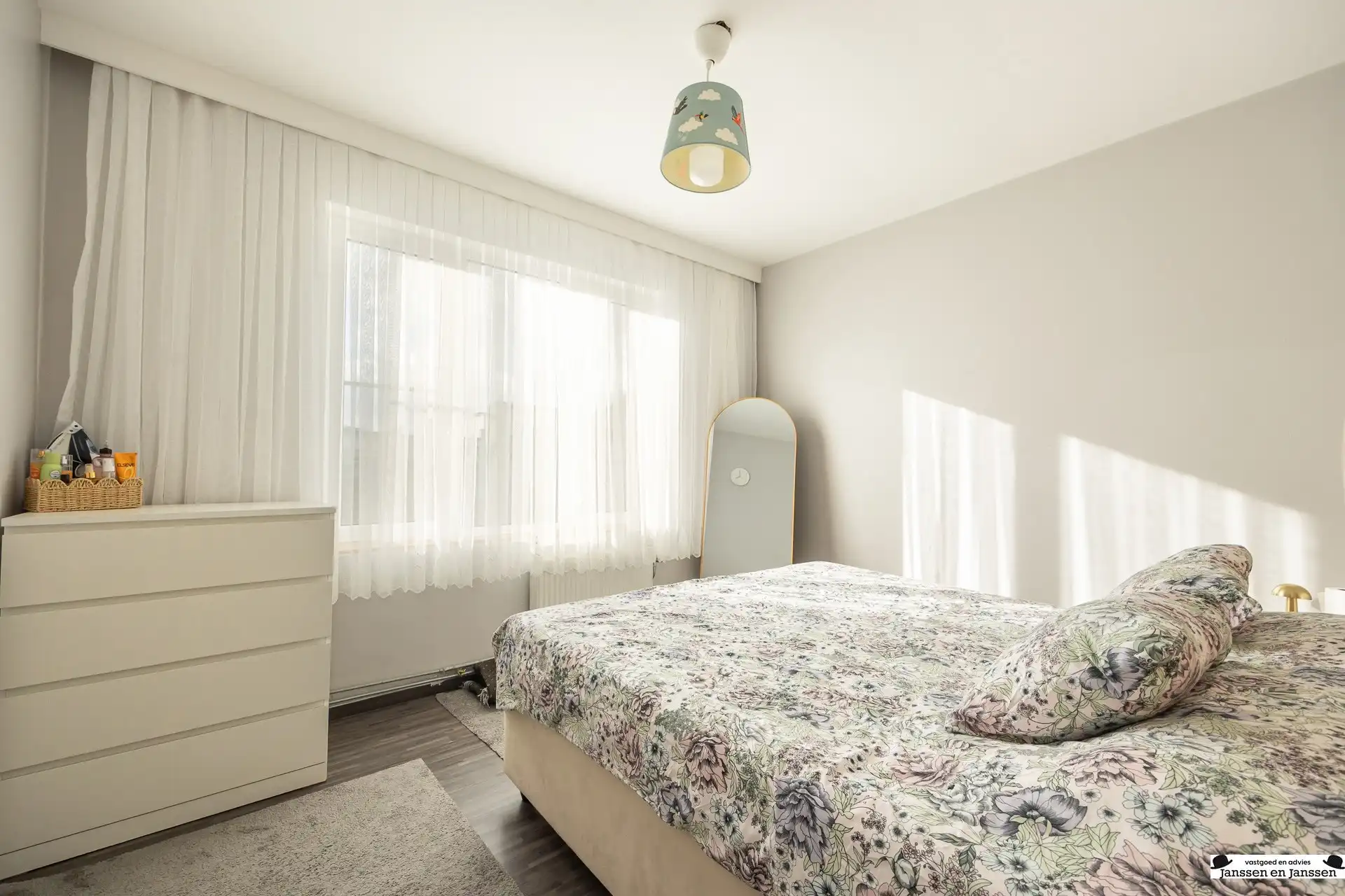 Gerenoveerd 2-slaapkamer appartement te Merksem foto 12