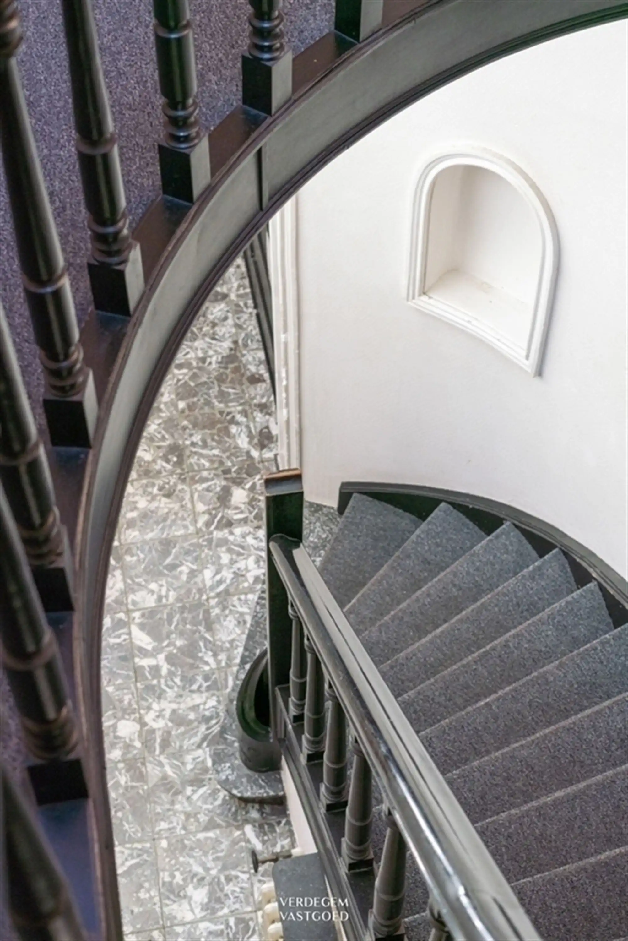 Hoofdfoto van de publicatie: Architecturale woning met meerdere slaapkamers, garage en prachtige tuin