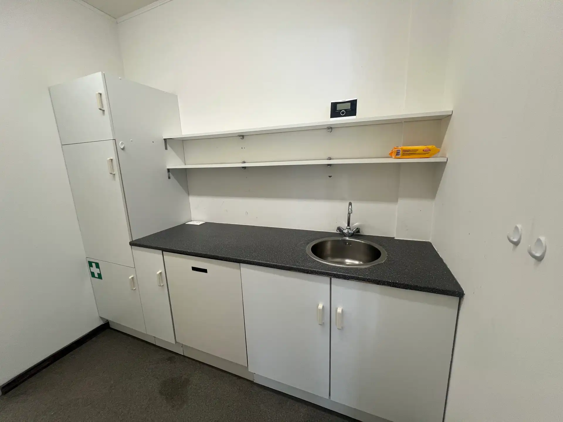 Bedrijfsgebouw met kantoren en woning in Houthalen foto 6