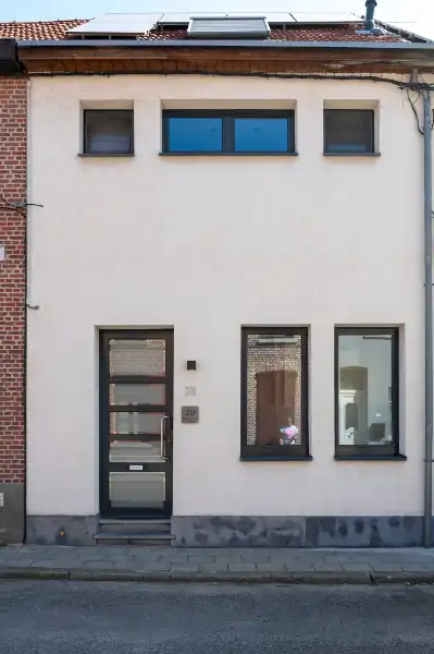 Moderne lumineuze, energiezuinige woning, instapklaar, mooie tuin! foto {{pictureIndex}}