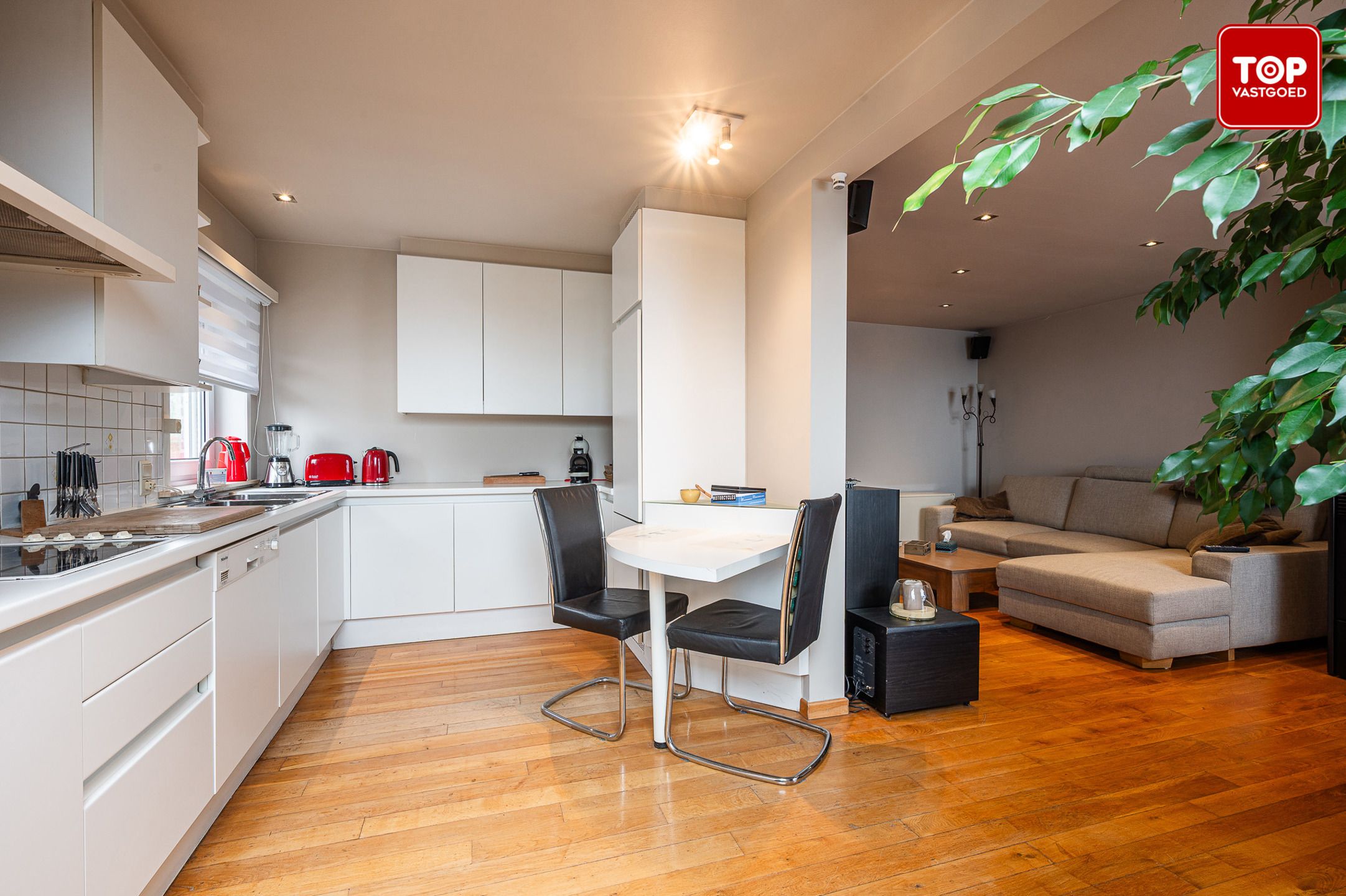 Instapklaar 2 slaapkamer appartement met garage in kleinschalig gebouw foto 6