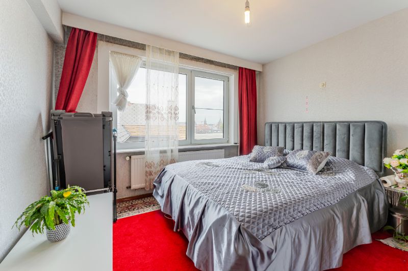 Roeselare-stadskern. Verzorgd twee-slaapkamerappartement met 3 terrassen, zuidelijk gelegen, 89m2 woonplezier. Aparte ondergrondse autostaanplaats mogelijk. foto 12