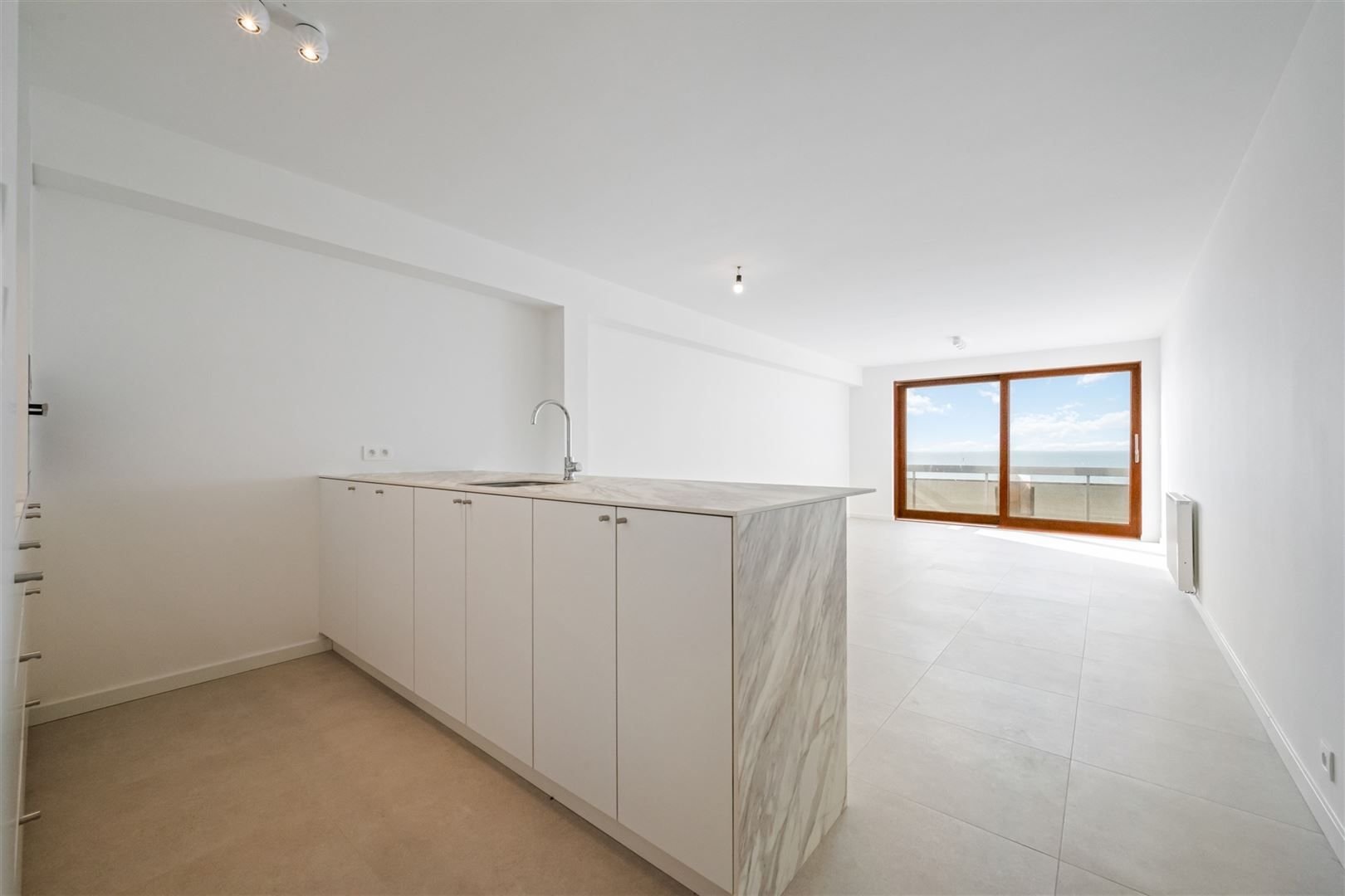 Uniek tweekamerappartement op toplocatie aan de Zeedijk! foto 2
