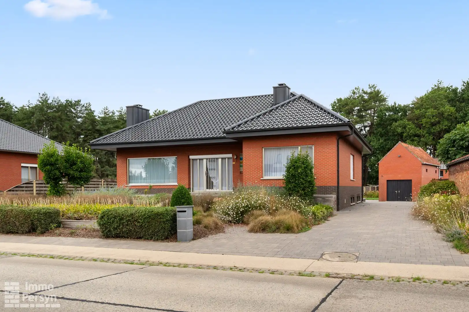 Hoofdfoto van de publicatie: Vrijstaande bungalow met bijgebouw op een riant perceel