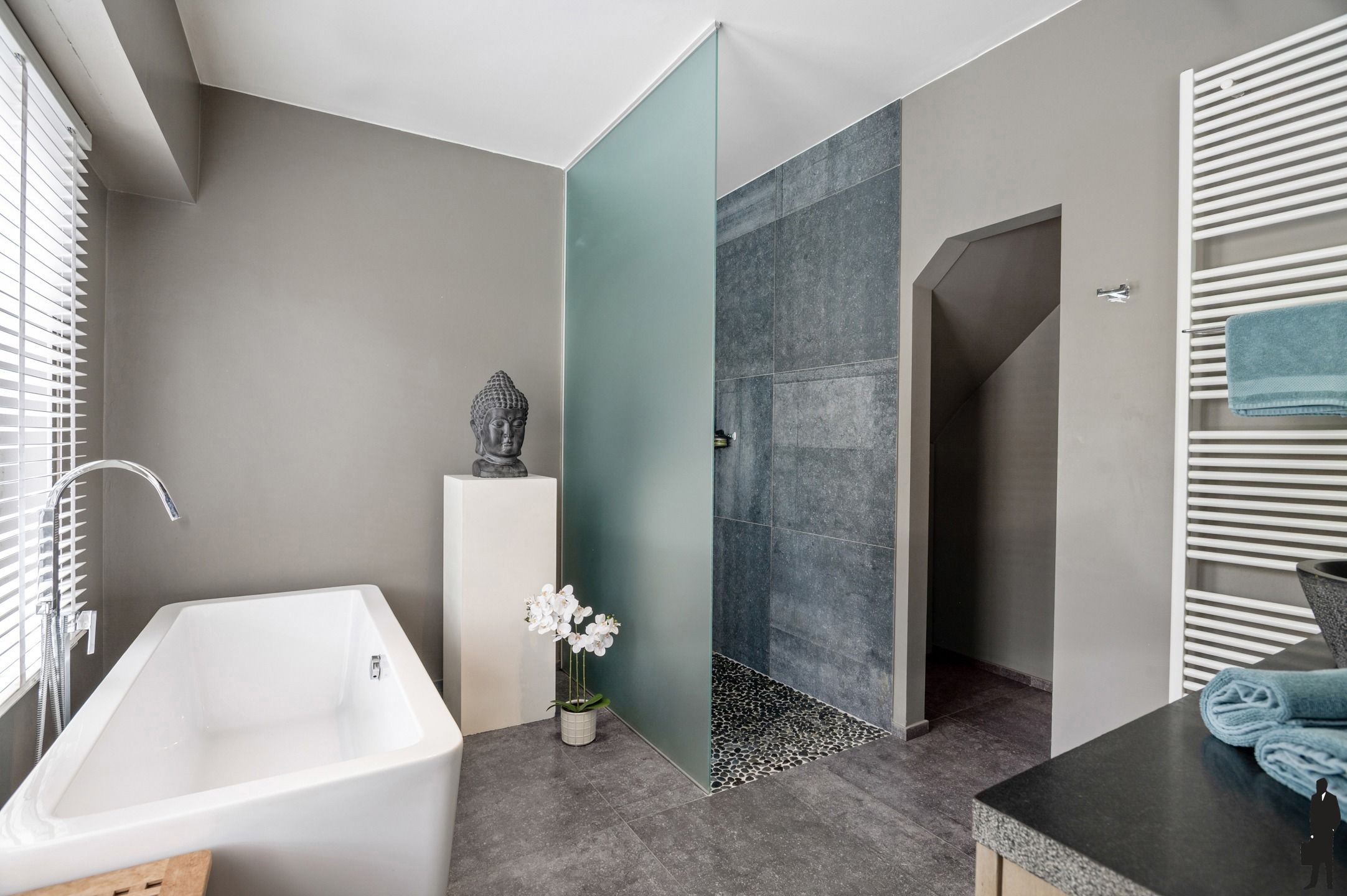 Gerenoveerde woning met 5 ruime slpks, 3 badks en ZW tuin foto 33