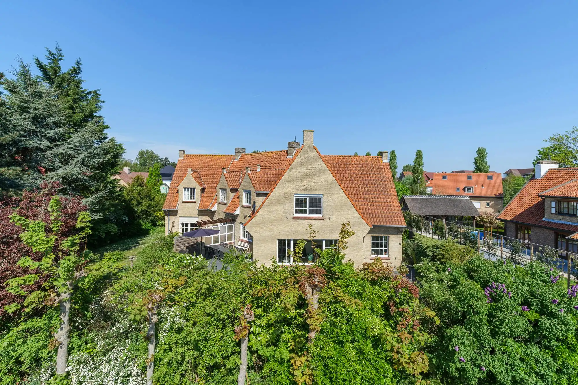 Hoofdfoto van de publicatie: Prachtige villa met 4 slaapkamers in de Simli wijk.