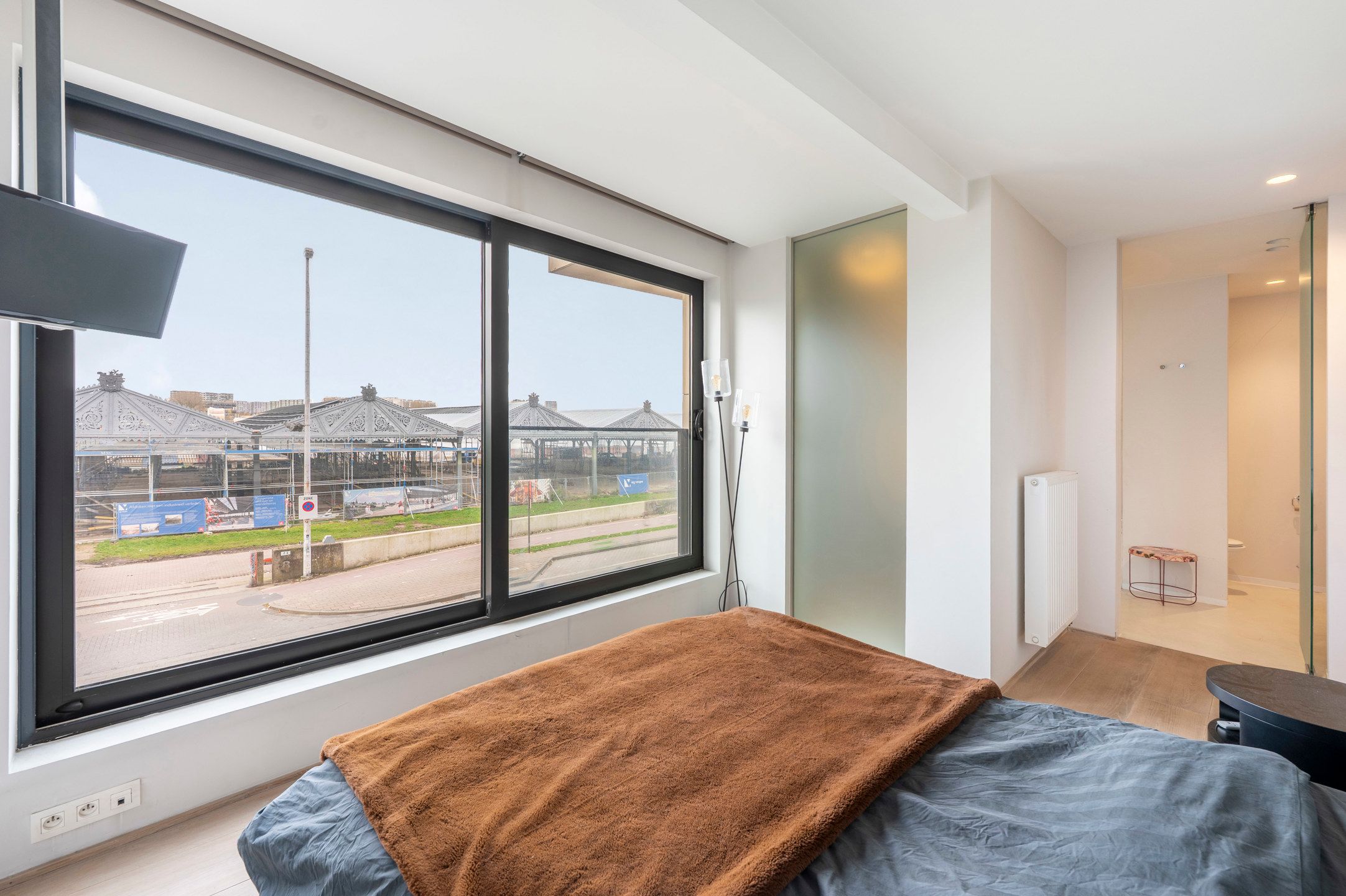 ANTWERPEN - Ruim en licht appartement met uitzonderlijk uitzicht op de kaaien foto 9