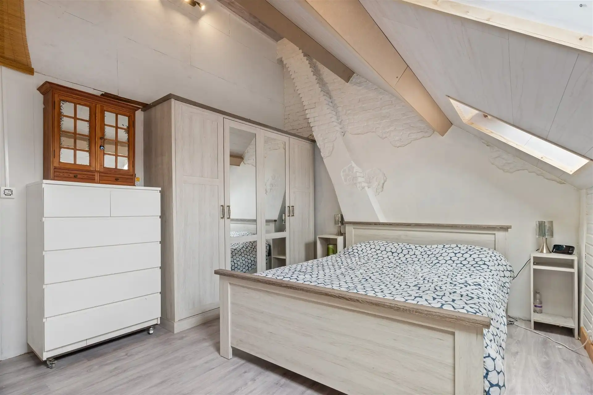 verzorgde woning met brede oprit en garage foto 11