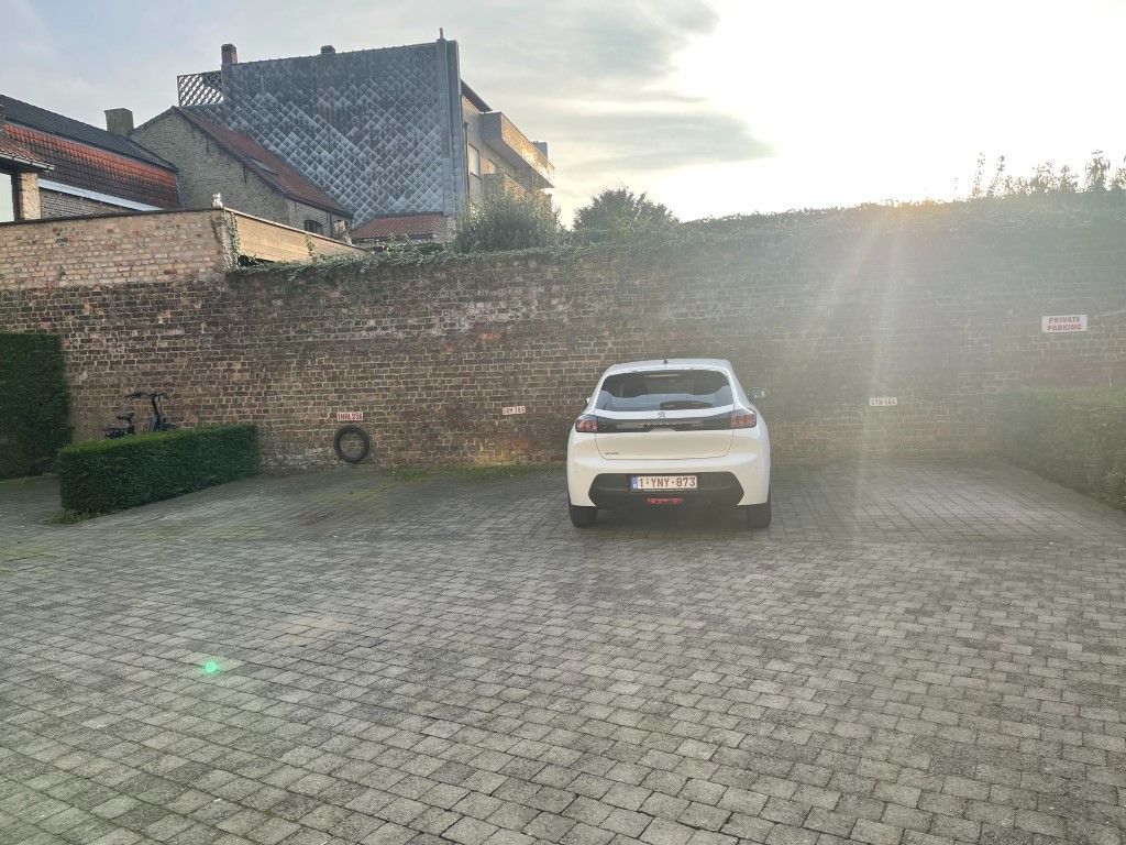 Kristus Koning      AUTOSTAANPLAATS in open lucht afgesloten van de straat ( op achterliggende grond van een appartementsgebouw  Res. Veldmaarschalk Foch)in foto 2