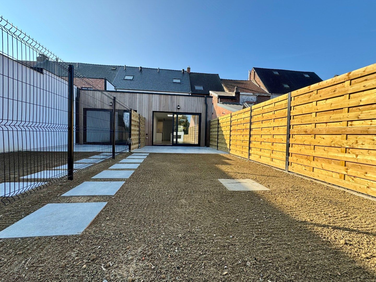 GERENOVEERDE WONING MET 3 SLPKS, TUIN EN GARAGE foto 2