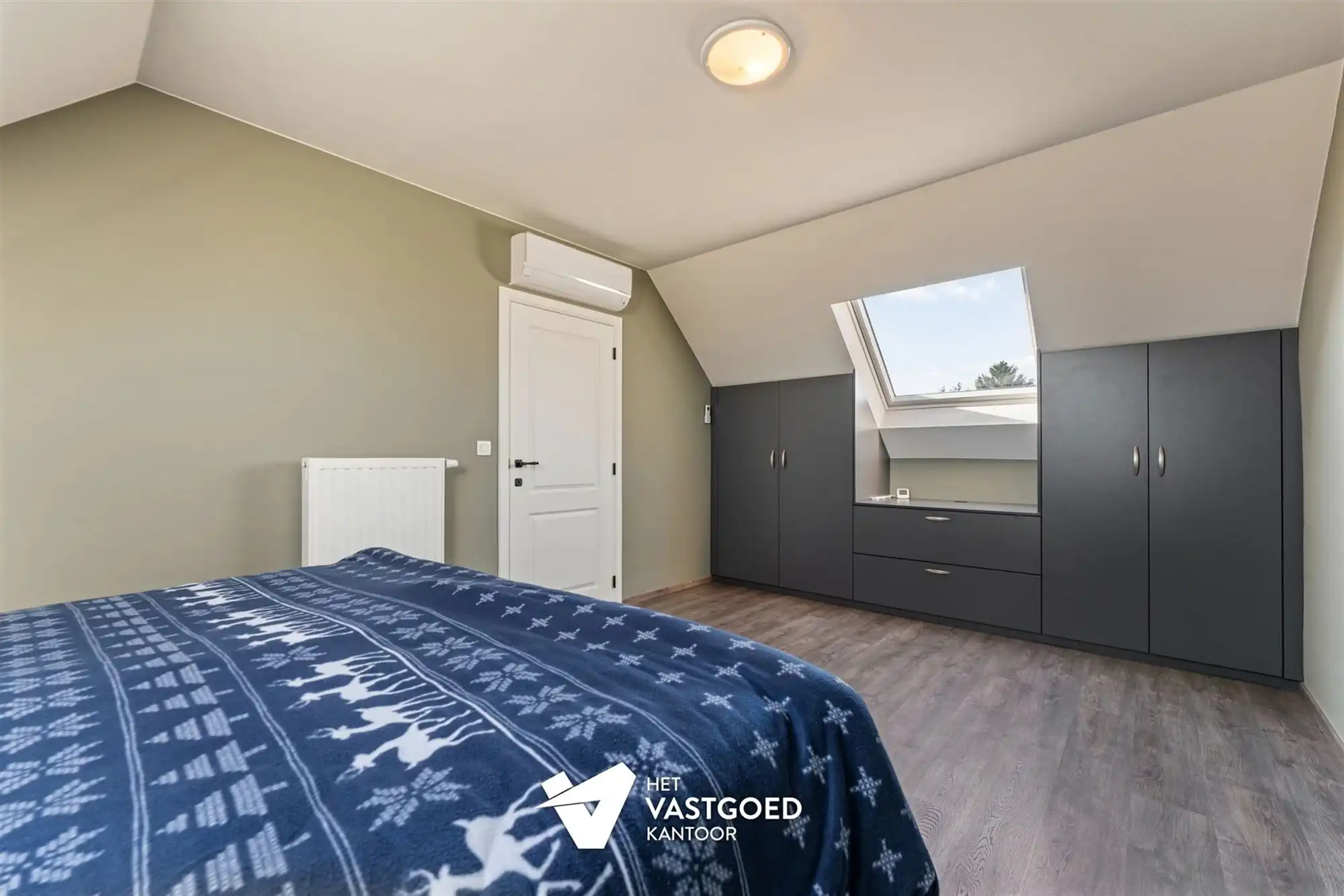 ZEER RUIM DUPLEX APPARTEMENT (158M²) MET 3 SLAAPKAMERS EN ONDERGRONDSE STAANPLAATS MET BERGING TE TESSENDERLO foto 17