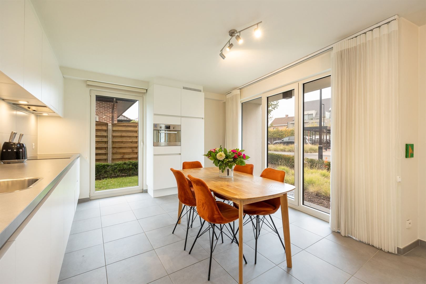 Lichtrijk gelijkvloersappartement met zuid tuin en garage. foto 9