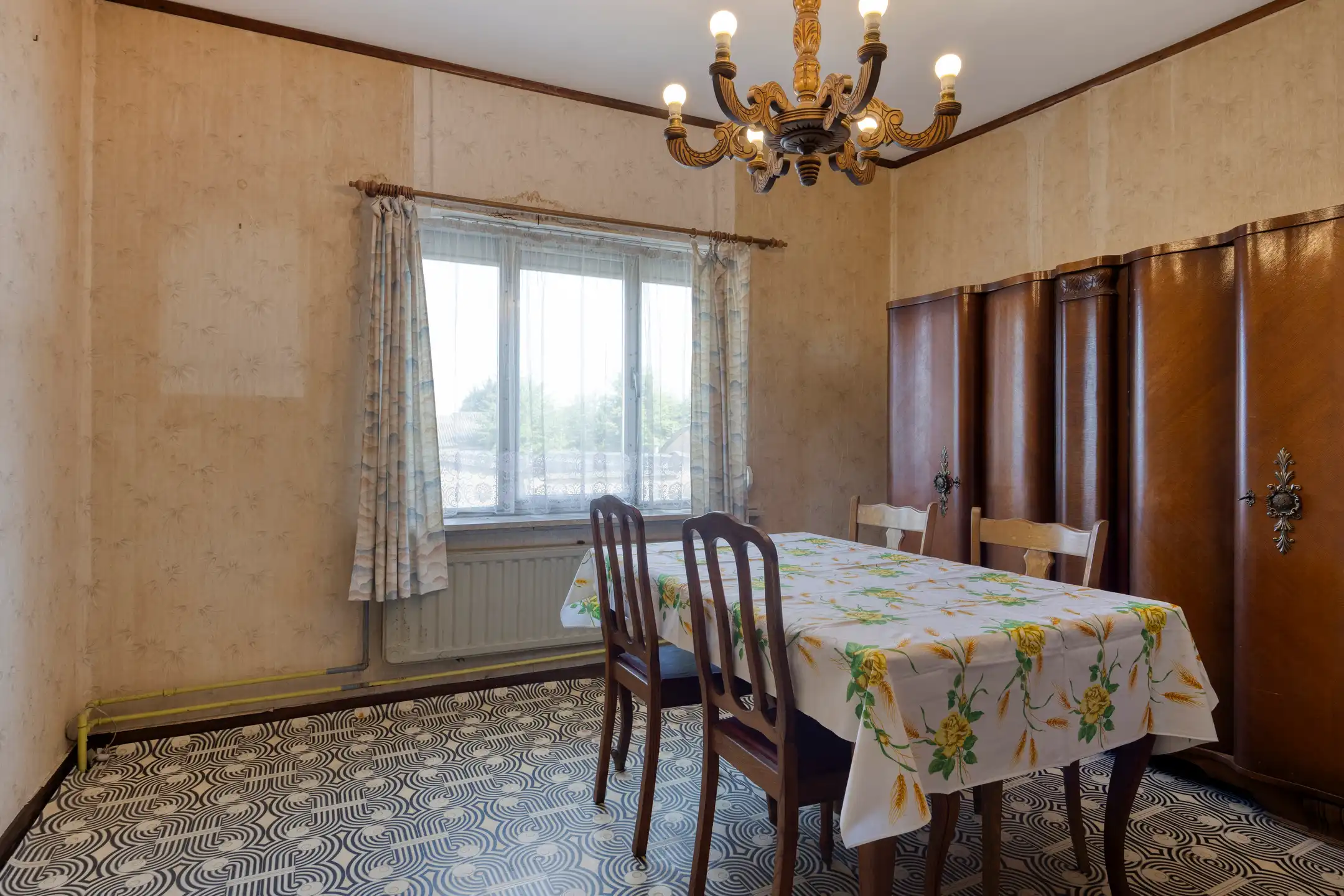 Te renoveren woning met garage en tuin foto 15