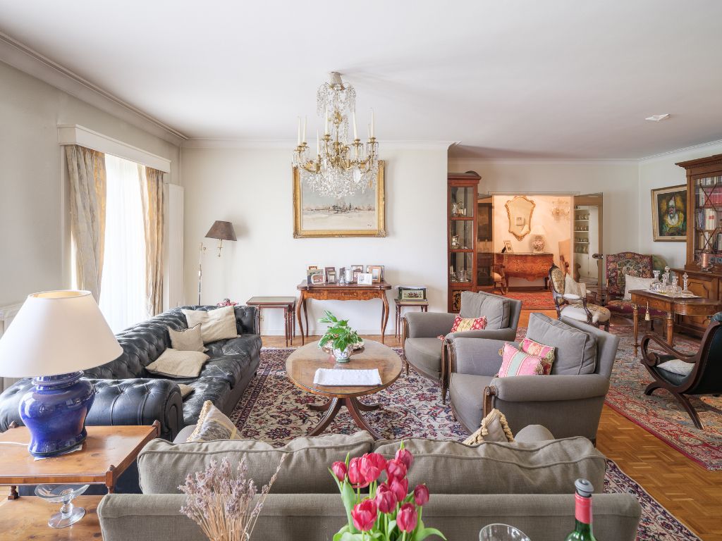Ruim en stijlvol 4 slpk-appartement (bew.opp. 274 m2) met terras, gelegen op de eerste verdieping van de standingvolle residentie ‘Trianon’ op slechts 10 minuten van 'Centrum Gent'. foto 14