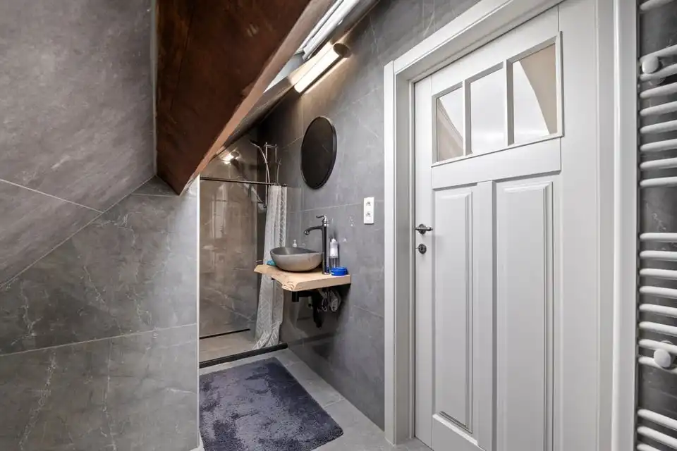 RUIME, GERENOVEERDE OPEN BEBOUWING MET 6 SLKS EN KNAPPE TUIN IN ALKEN foto 31