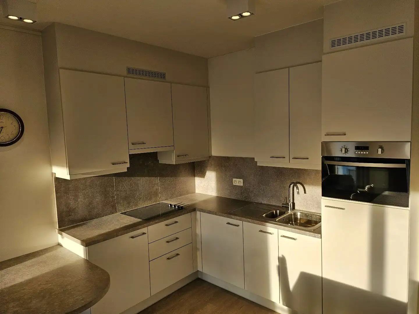 Recente assistentie flat in mooie luxe residentie 'Prinsenhof' nabij Stad Brugge. foto 7