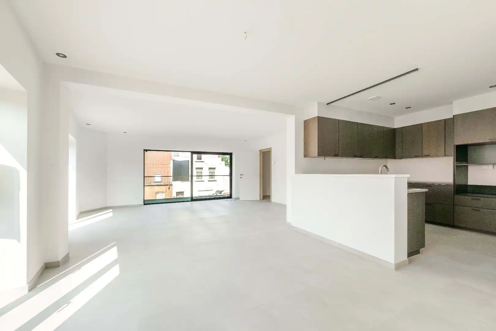 INSTAPKLAAR HOEKAPPARTEMENT (134,80 m²) MET 2 SLPKS EN TERRAS  foto 2