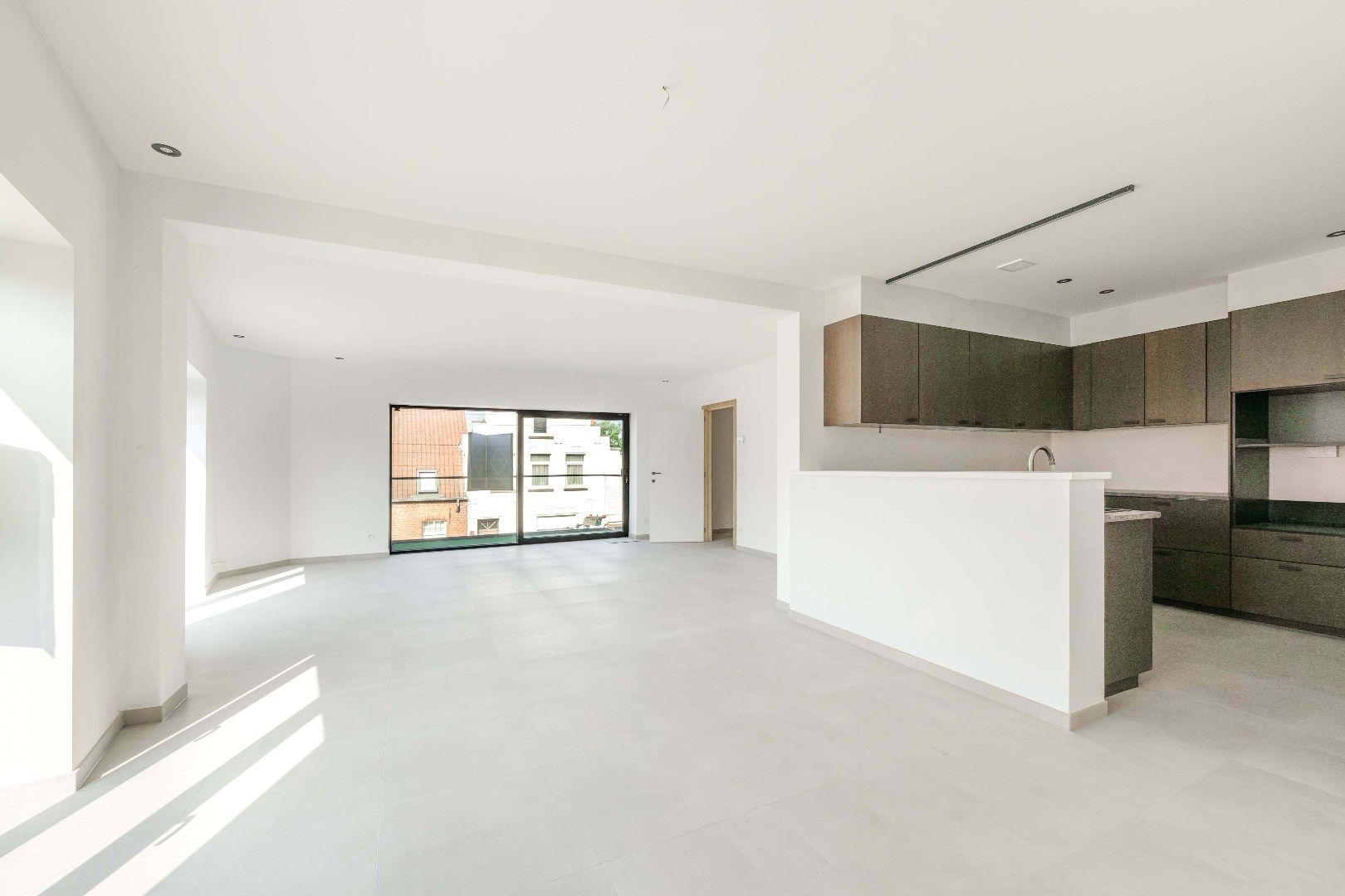 INSTAPKLAAR HOEKAPPARTEMENT (134,80 m²) MET 2 SLPKS EN TERRAS  foto 2