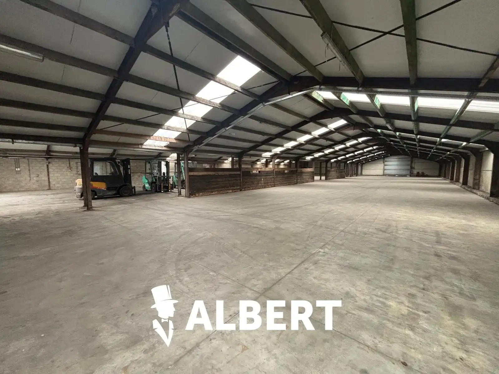 Industriële site met kantoorgebouw en hallen foto 12