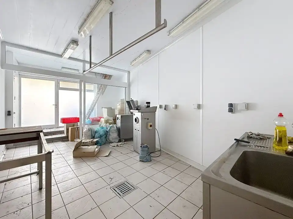 Ruime woonst met handels- of kantoorruimte te koop foto 10