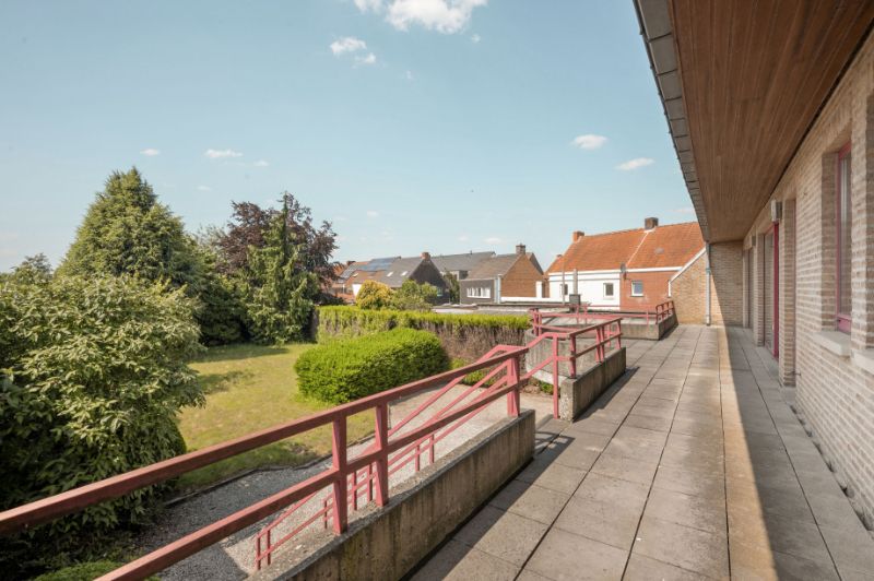 Centraal gelegen gebouw met gelijkvloerse handelsruimte, appartement met terras, extra verdieping en grote tuin foto 6