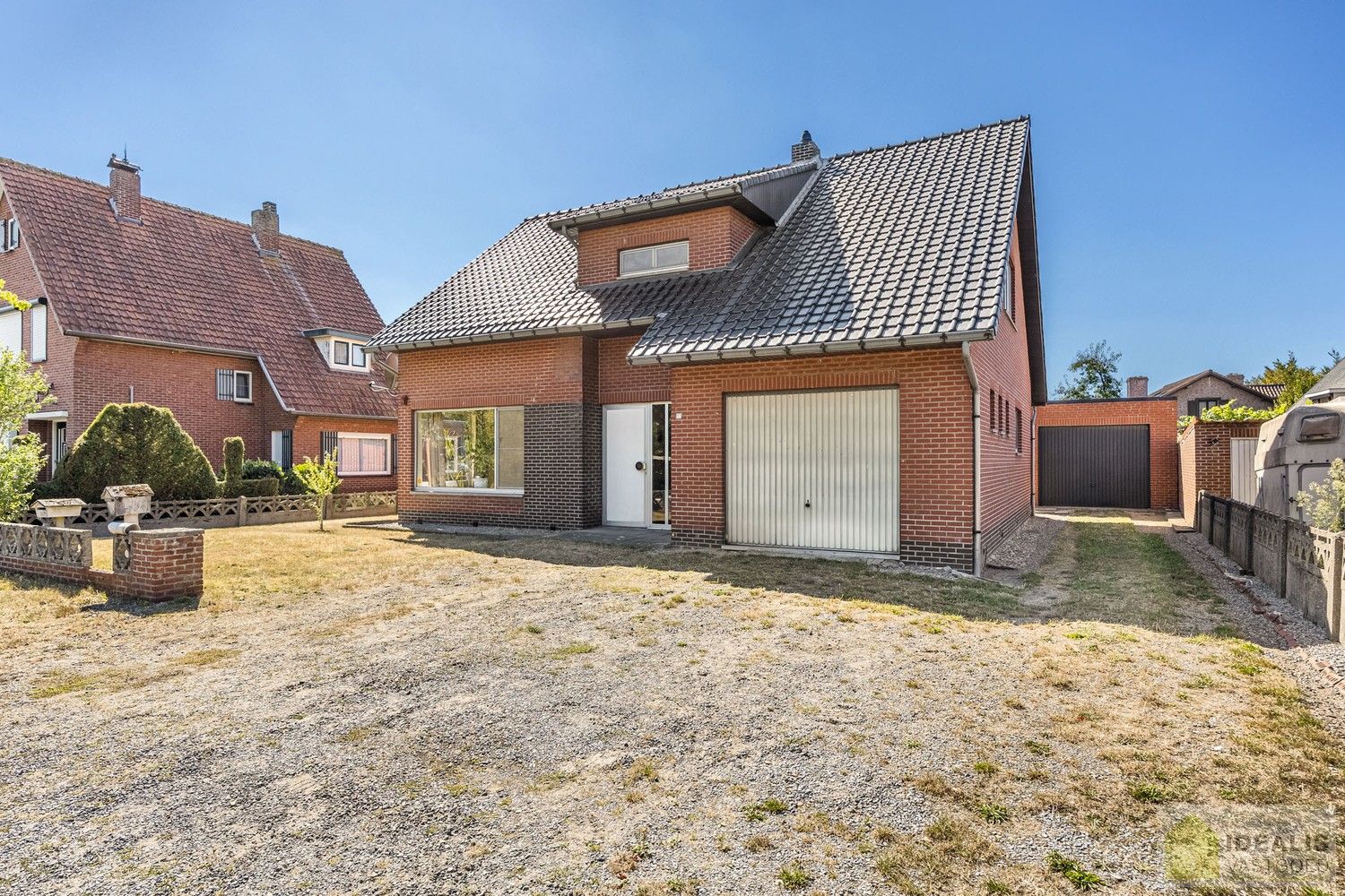 RUSTIG GELEGEN OP TE KNAPPEN EENGEZINSWONING MET 3 SLAAPKAMERS! - De woning omvat maar liefst 166m² bewoonbare oppervlakte met ruime woonkamer, keuken, 3 slaapkamers, badkamer, garage. De woning is rustig gelegen op een perceel met een opp. van 6a 21ca. foto 2
