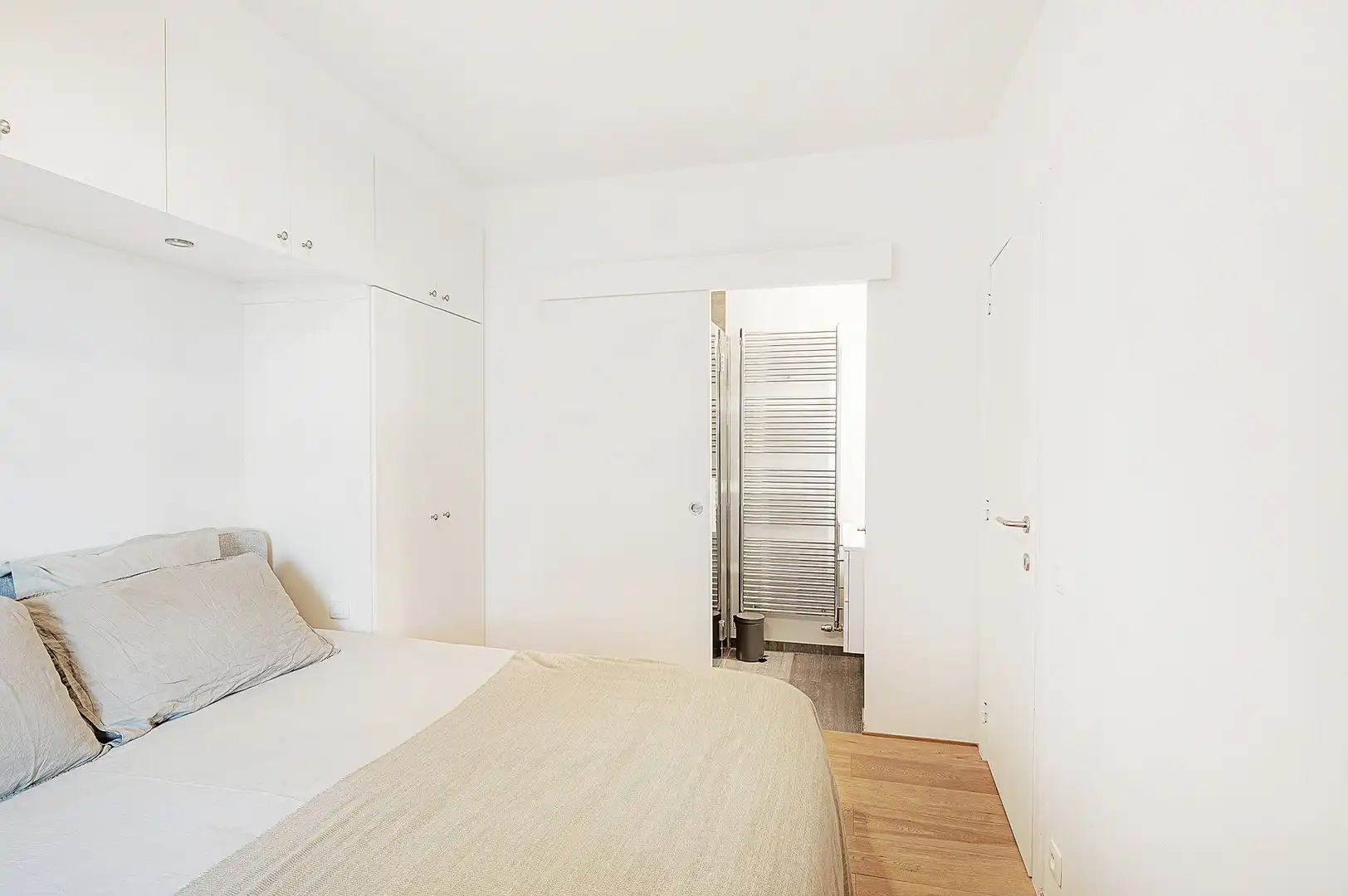 Hedendaags appartement genietend van zijdelings zeezicht, vlakbij de zee. foto 17